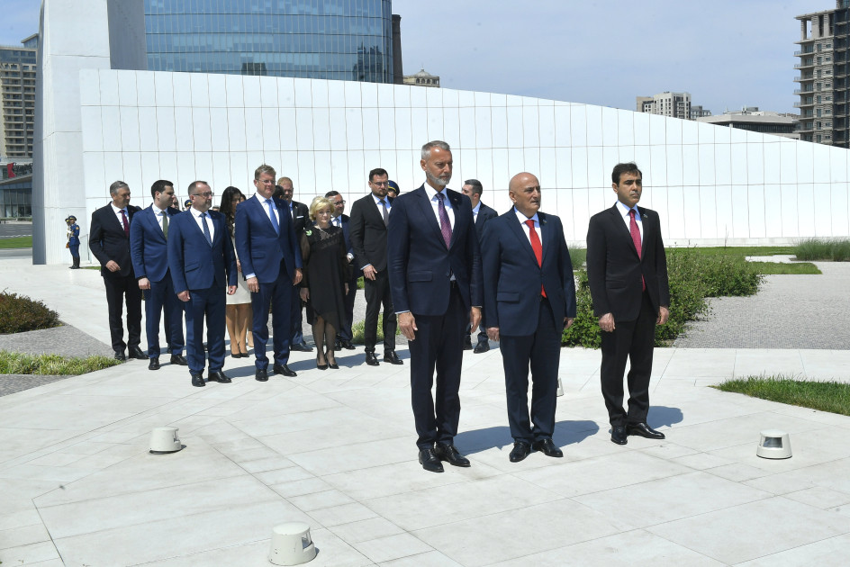 Slovakiya Milli Şurasının sədri Zəfər parkını ziyarət edib<font color=red> - FOTOLAR</font>