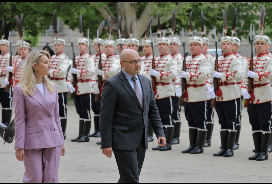 Azərbaycanın Bolqarıstanda yeni təyin olunmuş səfiri etimadnaməsini bu ölkənin Prezidentinə təqdim edib<font color=red> - FOTOLAR</font>