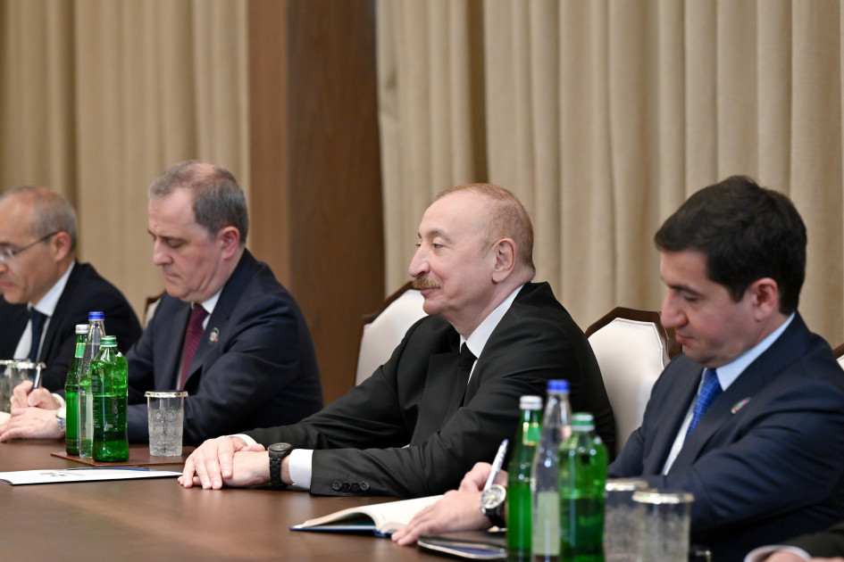 Prezident İlham Əliyev Özbəkistan Prezidenti Şavkat Mirziyoyevlə görüşüb<font color=red> - FOTOLAR</font>