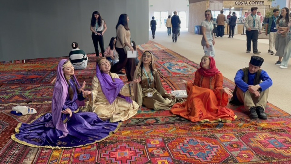 WUF13-də Azərbaycan xalçaları və milli mahnılarımız<font color=red> - FOTOLAR</font>