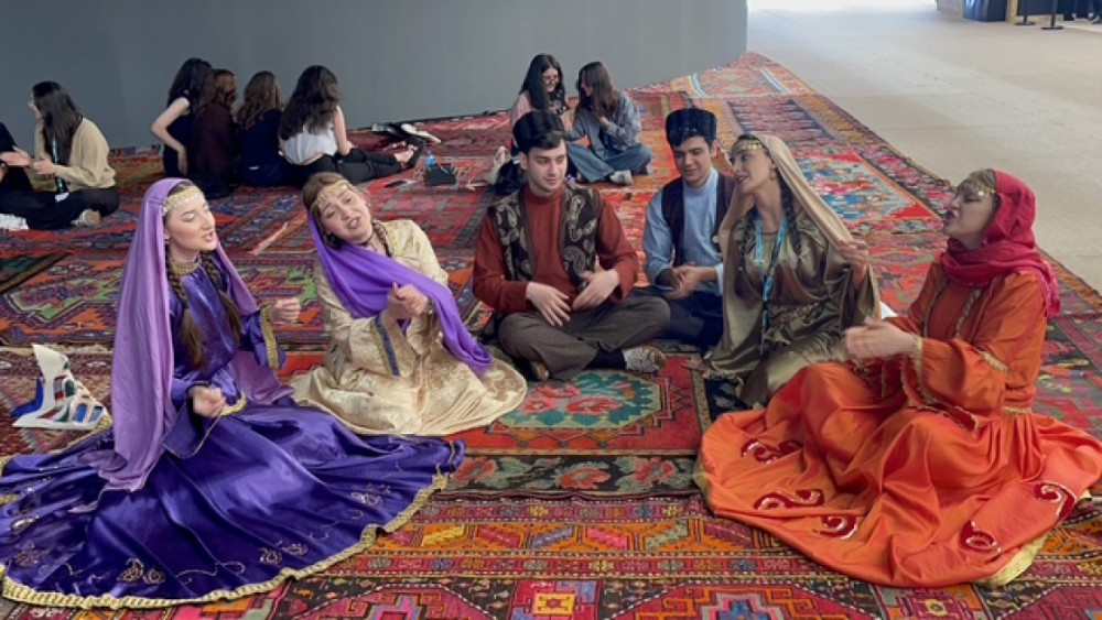 WUF13-də Azərbaycan xalçaları və milli mahnılarımız<font color=red> - FOTOLAR</font>