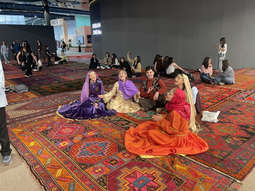 WUF13-də Azərbaycan xalçaları və milli mahnılarımız<font color=red> - FOTOLAR</font>