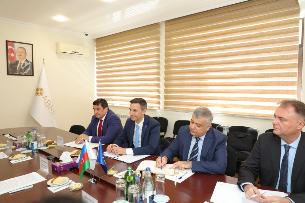 Avropa Şurası Yerli və Regional Hakimiyyətlər Konqresi Baş katibinin rəhbərlik etdiyi nümayəndə heyəti ilə Konqresdə  Azərbaycanı təmsil edən nümayəndələr arasında görüş keçirilib<font color=red> - FOTOLAR</font>