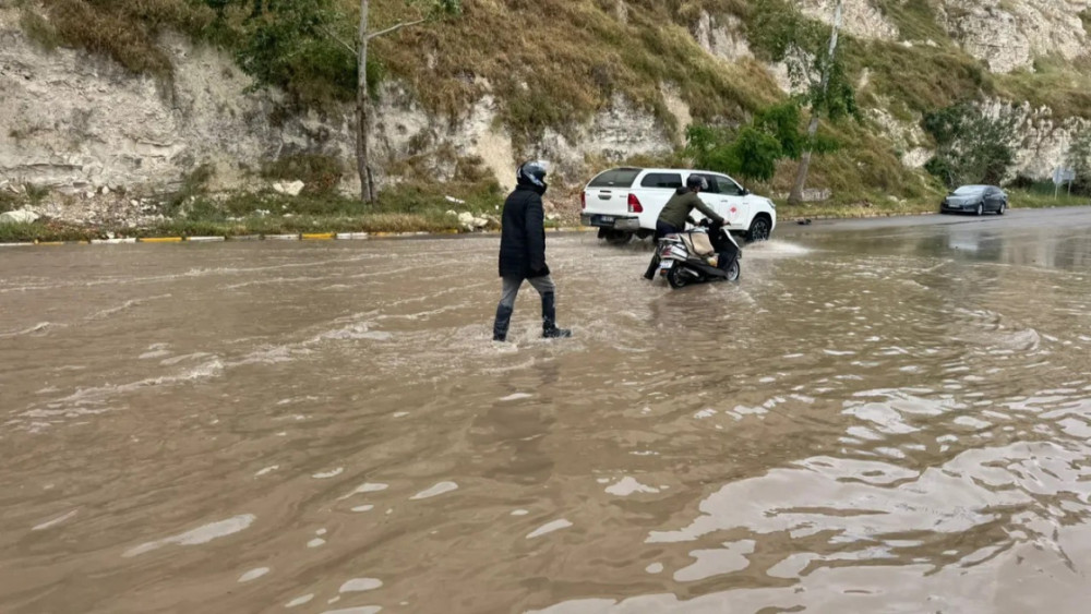 Türkiyənin Şanlıurfa şəhərində parklar və restoranlar su altında qalıb<font color=red> - FOTOLAR</font>