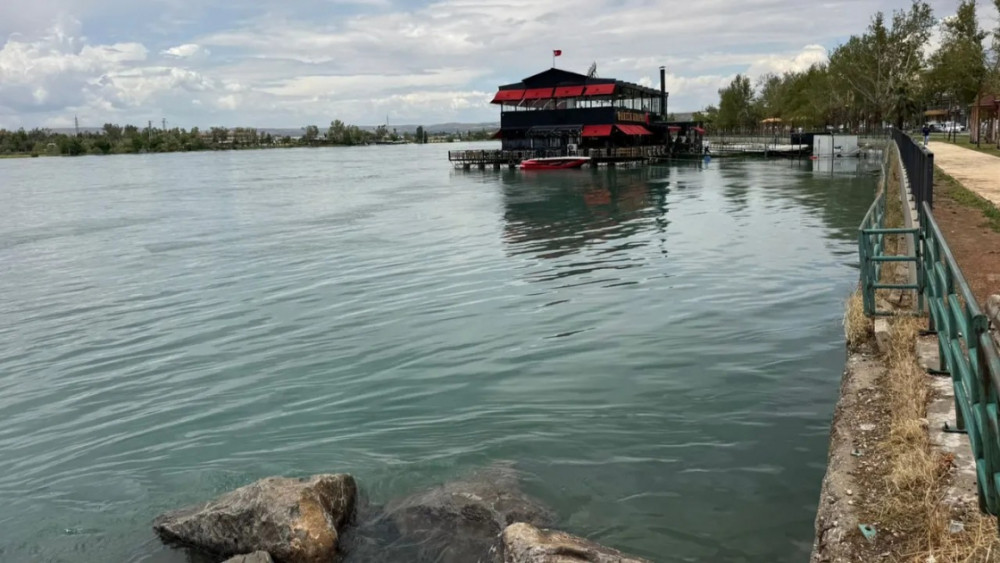 Türkiyənin Şanlıurfa şəhərində parklar və restoranlar su altında qalıb<font color=red> - FOTOLAR</font>