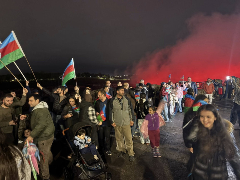 Azərbaycan Bayrağının rəngləri Niaqara şəlaləsində<font color=red> - FOTOLAR</font>