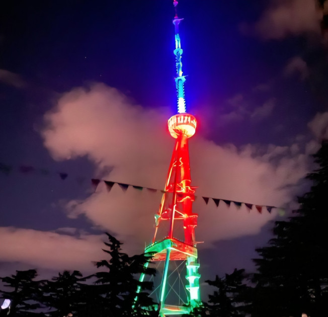 Tbilisidəki teleqüllə və "Sülh körpüsü" Azərbaycan Bayrağının rəngləri ilə işıqlandırılıb<font color=red> - FOTOLAR</font>
