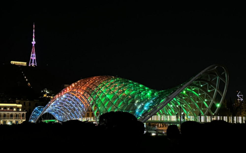 Tbilisidəki teleqüllə və "Sülh körpüsü" Azərbaycan Bayrağının rəngləri ilə işıqlandırılıb<font color=red> - FOTOLAR</font>