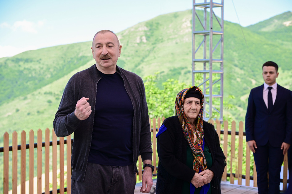 Prezident İlham Əliyev Şuşanın Böyük Qaladərəsi kəndində görülən işlərlə tanış olub, sakinlərlə görüşüb<font color=red> - FOTOLAR</font>