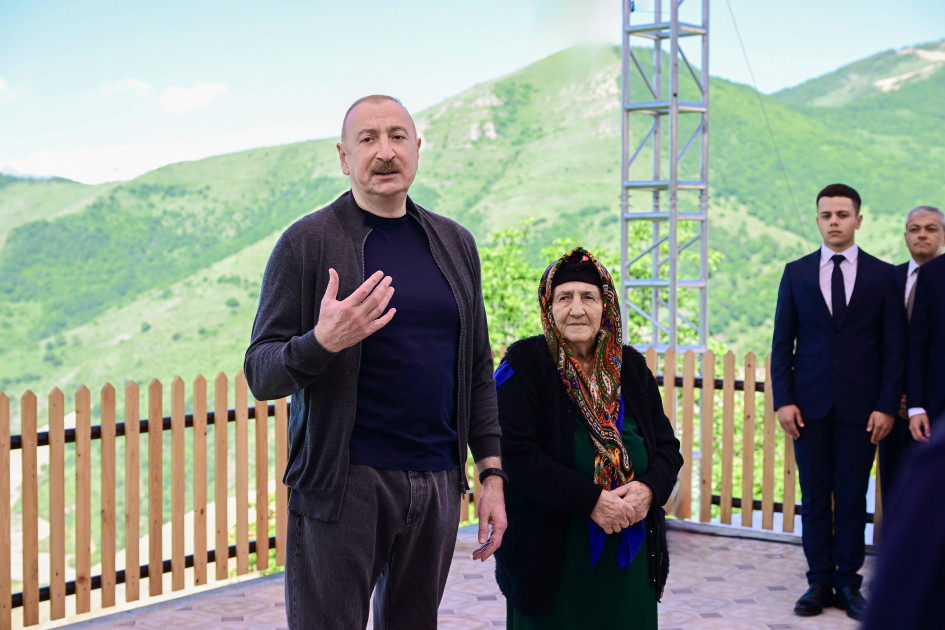 Prezident İlham Əliyev Şuşanın Böyük Qaladərəsi kəndində görülən işlərlə tanış olub, sakinlərlə görüşüb<font color=red> - FOTOLAR</font>