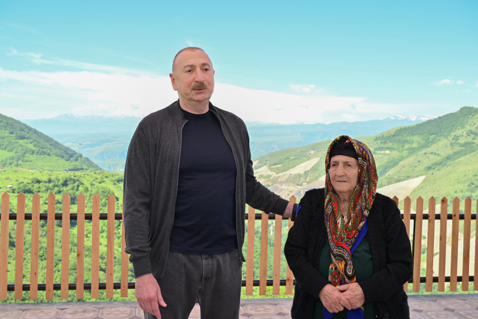 Prezident İlham Əliyev Şuşanın Böyük Qaladərəsi kəndində görülən işlərlə tanış olub, sakinlərlə görüşüb<font color=red> - FOTOLAR</font>