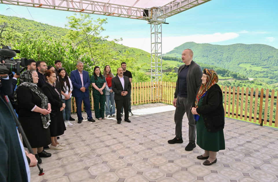 Prezident İlham Əliyev Şuşanın Böyük Qaladərəsi kəndində görülən işlərlə tanış olub, sakinlərlə görüşüb<font color=red> - FOTOLAR</font>