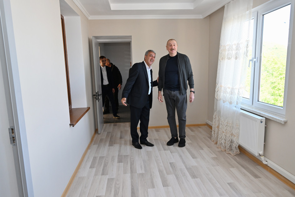 Prezident İlham Əliyev Şuşanın Böyük Qaladərəsi kəndində görülən işlərlə tanış olub, sakinlərlə görüşüb<font color=red> - FOTOLAR</font>