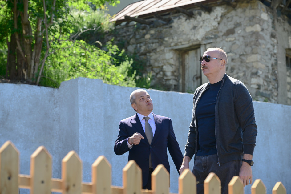 Prezident İlham Əliyev Şuşanın Böyük Qaladərəsi kəndində görülən işlərlə tanış olub, sakinlərlə görüşüb<font color=red> - FOTOLAR</font>