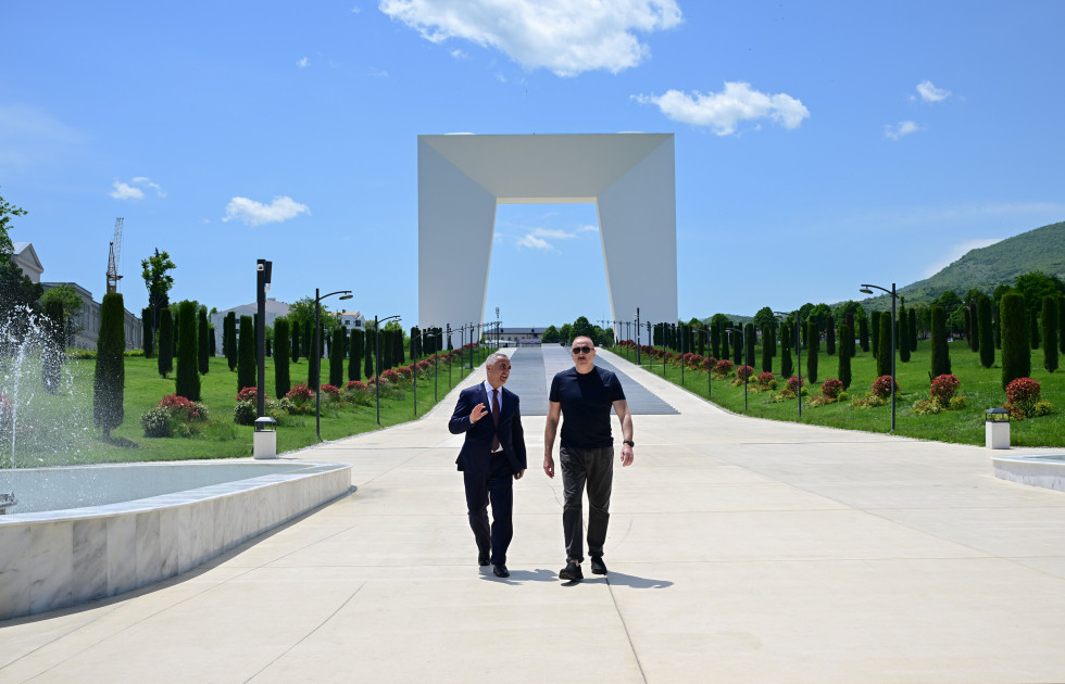 Prezident İlham Əliyev Xankəndi şəhərində Zəfər tağının önünə gül dəstələri düzüb<font color=red> - FOTOLAR</font>
