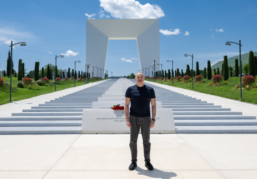 Prezident İlham Əliyev Xankəndi şəhərində Zəfər tağının önünə gül dəstələri düzüb<font color=red> - FOTOLAR</font>