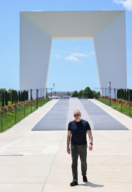 Prezident İlham Əliyev Xankəndi şəhərində Zəfər tağının önünə gül dəstələri düzüb<font color=red> - FOTOLAR</font>
