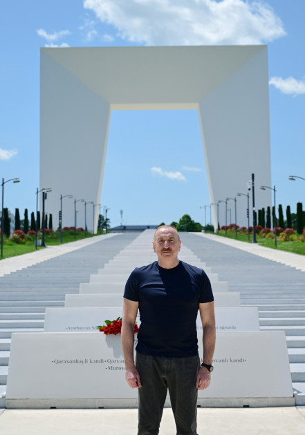 Prezident İlham Əliyev Xankəndi şəhərində Zəfər tağının önünə gül dəstələri düzüb<font color=red> - FOTOLAR</font>