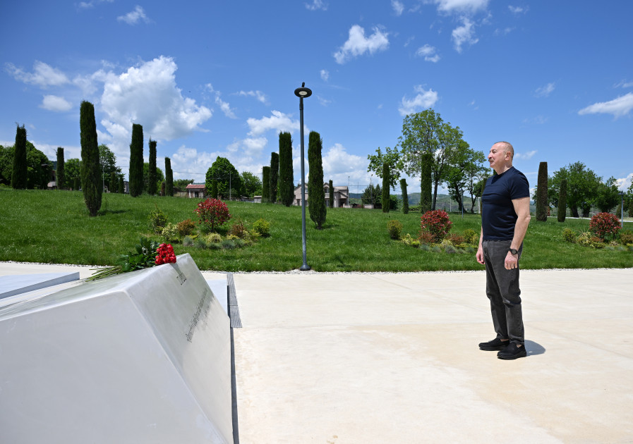 Prezident İlham Əliyev Xankəndi şəhərində Zəfər tağının önünə gül dəstələri düzüb<font color=red> - FOTOLAR</font>