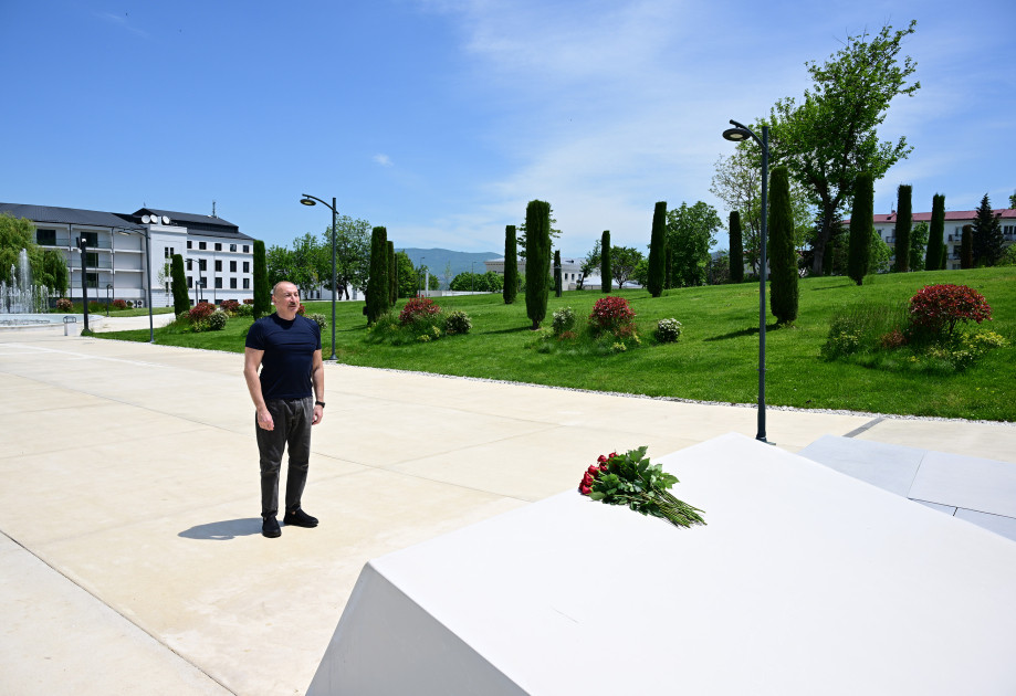 Prezident İlham Əliyev Xankəndi şəhərində Zəfər tağının önünə gül dəstələri düzüb<font color=red> - FOTOLAR</font>