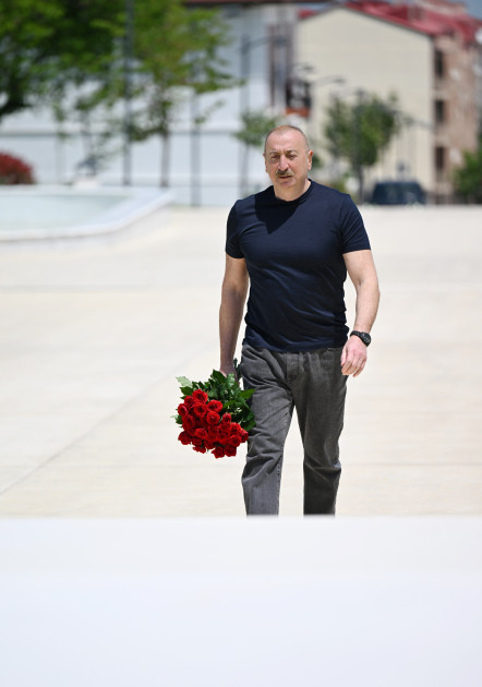Prezident İlham Əliyev Xankəndi şəhərində Zəfər tağının önünə gül dəstələri düzüb<font color=red> - FOTOLAR</font>