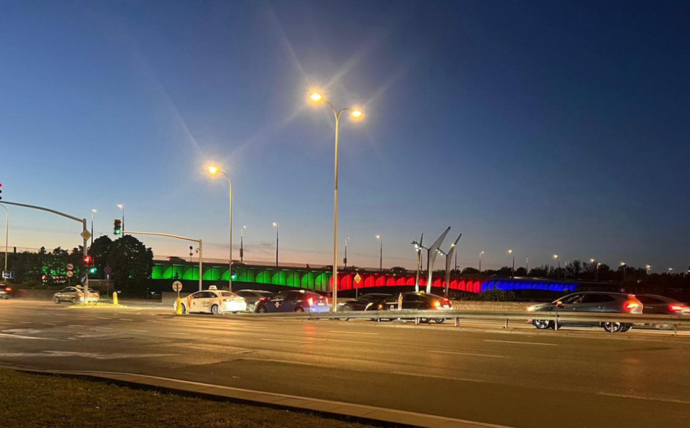 Varşavada Visla çayının üzəridəki körpü Azərbaycan bayrağının rənglərinə bürünüb<font color=red> - FOTOLAR</font>