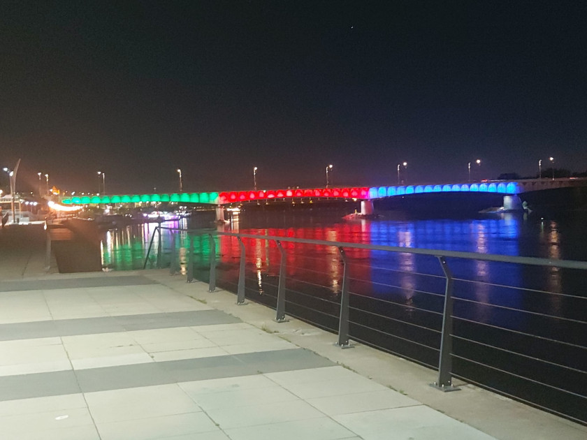 Varşavada Visla çayının üzəridəki körpü Azərbaycan bayrağının rənglərinə bürünüb<font color=red> - FOTOLAR</font>