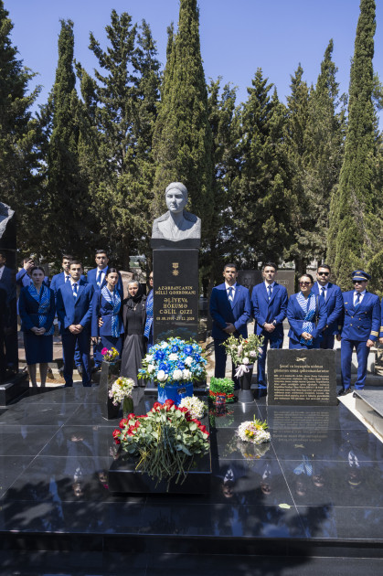 Azərbaycan Hava Yollarının heyəti Milli Qəhrəman Hökumə Əliyevanın məzarını ziyarət edib<font color=red> - FOTOLAR</font>