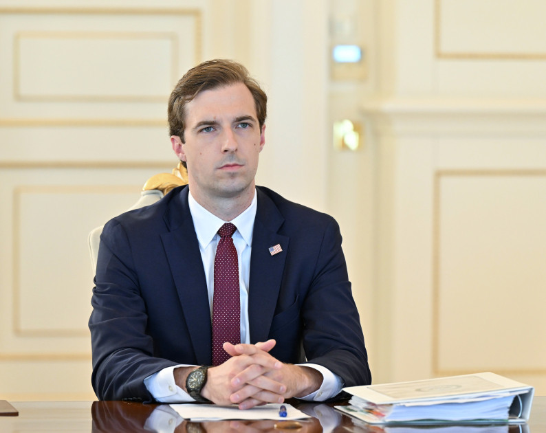 Prezident İlham Əliyev ABŞ Dövlət katibinin iqtisadiyyat, enerji və biznes məsələləri üzrə köməkçisinin başçılıq etdiyi nümayəndə heyətini qəbul edib<font color=red> - FOTOLAR</font>