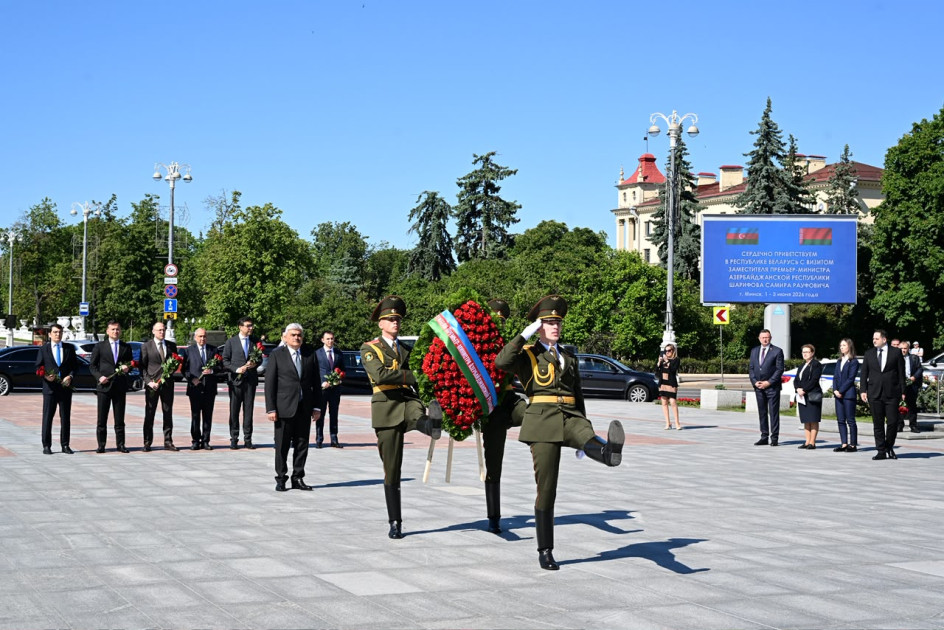 Azərbaycan nümayəndə heyəti Minskdə Qələbə abidəsini ziyarət edib<font color=red> - FOTOLAR</font>