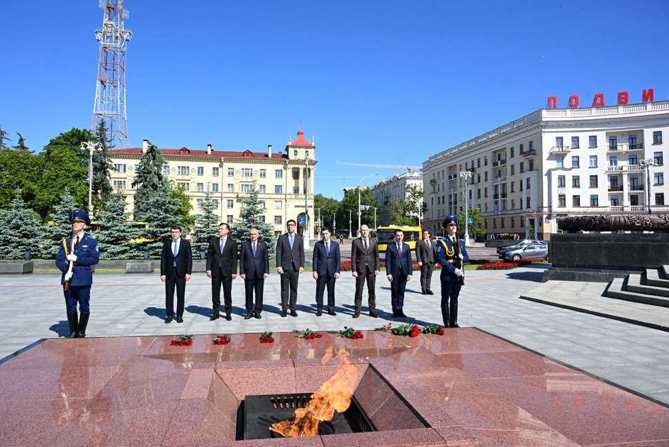 Azərbaycan nümayəndə heyəti Minskdə Qələbə abidəsini ziyarət edib<font color=red> - FOTOLAR</font>