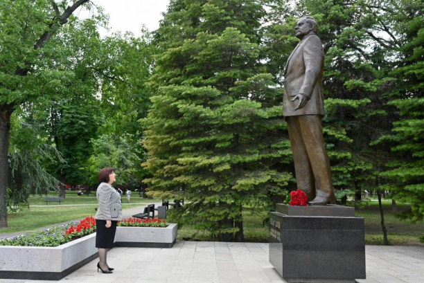 Sahibə Qafarova Belqradda Ümummilli Lider Heydər Əliyevin abidəsini ziyarət edib<font color=red> - FOTOLAR</font>