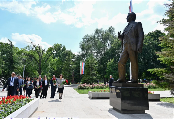 Sahibə Qafarova Belqradda Ümummilli Lider Heydər Əliyevin abidəsini ziyarət edib<font color=red> - FOTOLAR</font>