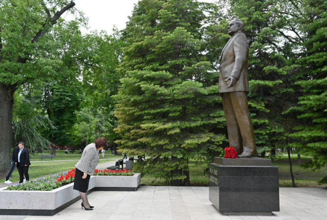Sahibə Qafarova Belqradda Ümummilli Lider Heydər Əliyevin abidəsini ziyarət edib<font color=red> - FOTOLAR</font>