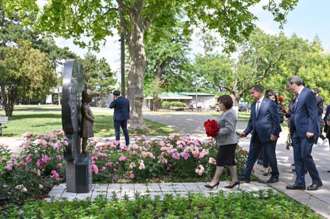 Sahibə Qafarova Belqradda Ümummilli Lider Heydər Əliyevin abidəsini ziyarət edib<font color=red> - FOTOLAR</font>