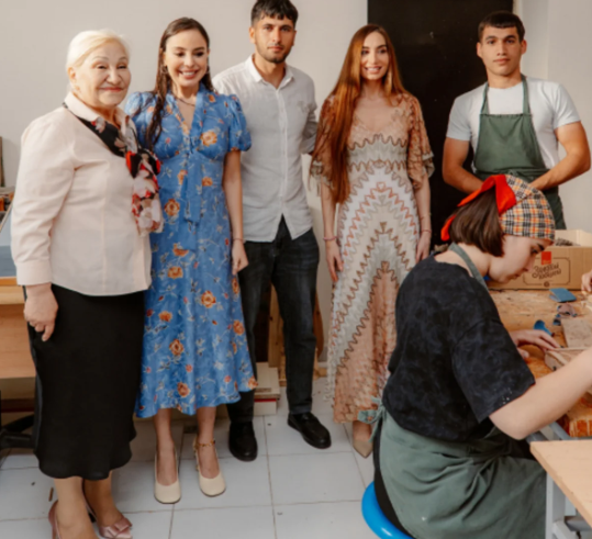 Leyla Əliyeva və Arzu Əliyeva 11 nömrəli inteqrasiya təlimli internat tipli ümumtəhsil məktəbində olublar<font color=red> - FOTOLAR</font>