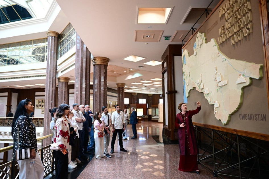 Azərbaycanın media nümayəndələri Türkmənistan muzeyləri ilə tanış olublar<font color=red> - FOTOLAR</font>