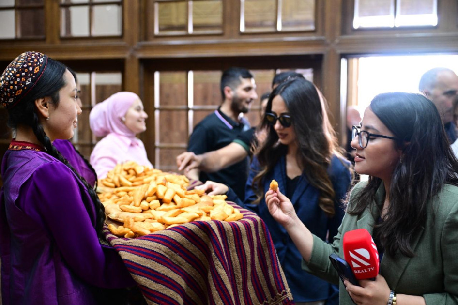 Azərbaycanın media nümayəndələri Türkmənistan muzeyləri ilə tanış olublar<font color=red> - FOTOLAR</font>