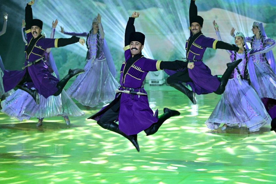 Türkmənistanda Azərbaycan Mədəniyyəti Günlərinə Dövlət Rəqs Ansamblının konserti ilə yekun vurulub<font color=red> - FOTOLAR</font>