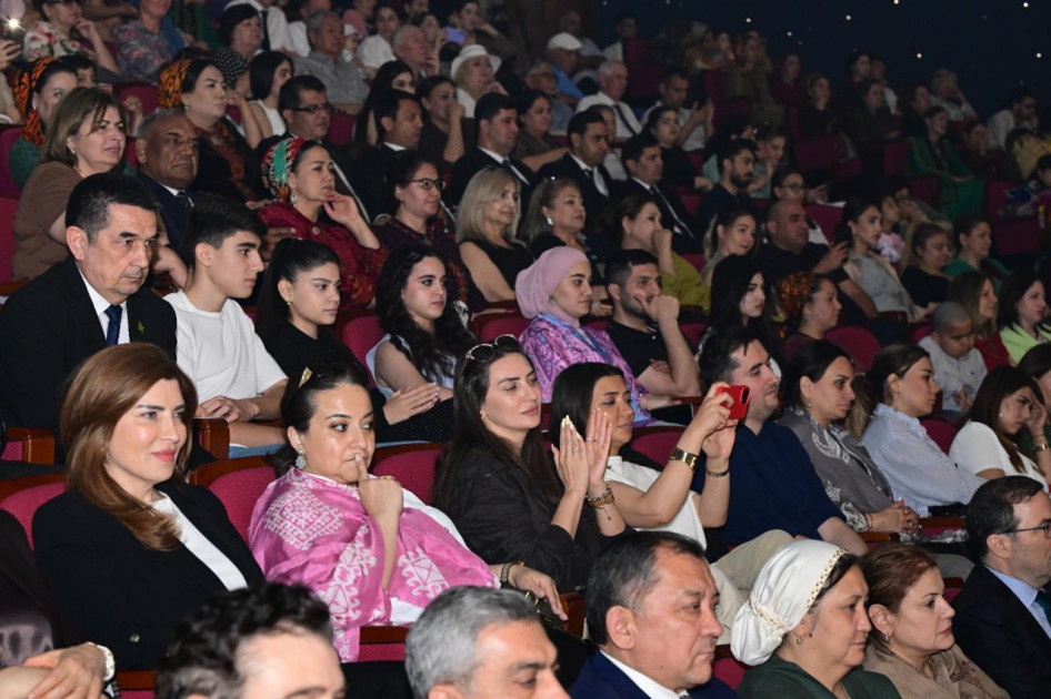 Türkmənistanda Azərbaycan Mədəniyyəti Günlərinə Dövlət Rəqs Ansamblının konserti ilə yekun vurulub<font color=red> - FOTOLAR</font>