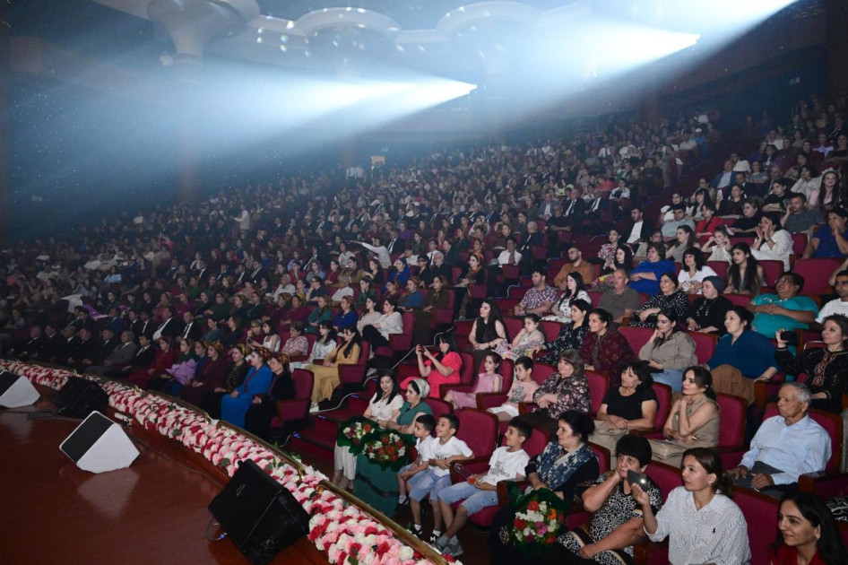 Türkmənistanda Azərbaycan Mədəniyyəti Günlərinə Dövlət Rəqs Ansamblının konserti ilə yekun vurulub<font color=red> - FOTOLAR</font>