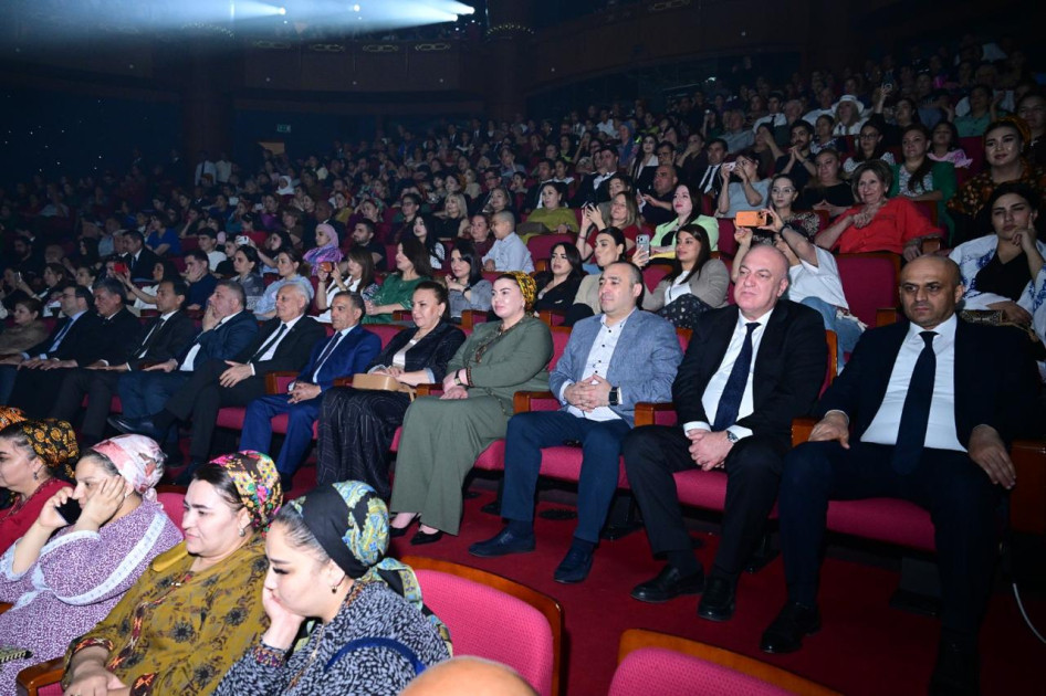 Türkmənistanda Azərbaycan Mədəniyyəti Günlərinə Dövlət Rəqs Ansamblının konserti ilə yekun vurulub<font color=red> - FOTOLAR</font>