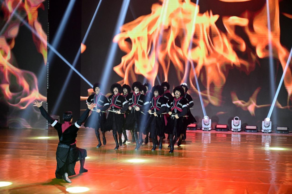 Türkmənistanda Azərbaycan Mədəniyyəti Günlərinə Dövlət Rəqs Ansamblının konserti ilə yekun vurulub<font color=red> - FOTOLAR</font>