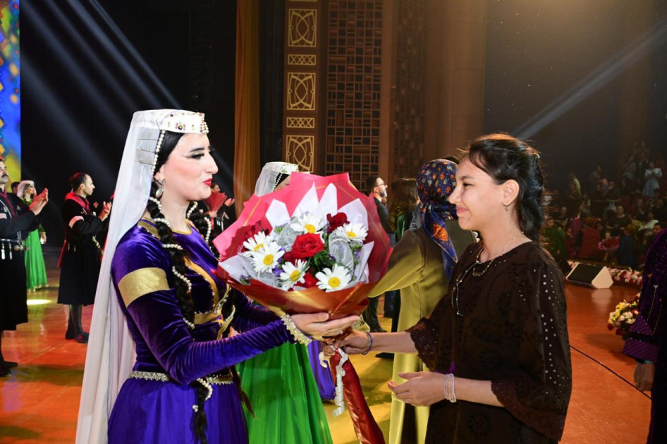 Türkmənistanda Azərbaycan Mədəniyyəti Günlərinə Dövlət Rəqs Ansamblının konserti ilə yekun vurulub<font color=red> - FOTOLAR</font>