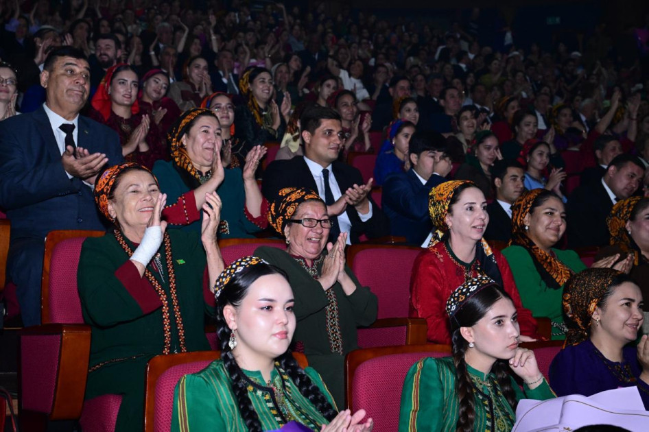 Türkmənistanda Azərbaycan Mədəniyyəti Günlərinə Dövlət Rəqs Ansamblının konserti ilə yekun vurulub<font color=red> - FOTOLAR</font>