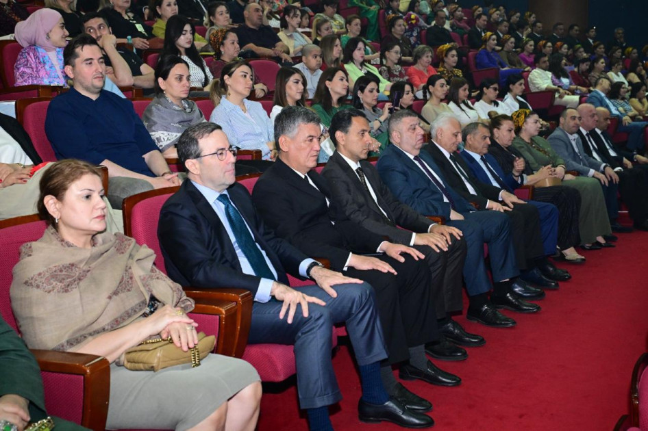 Türkmənistanda Azərbaycan Mədəniyyəti Günlərinə Dövlət Rəqs Ansamblının konserti ilə yekun vurulub<font color=red> - FOTOLAR</font>