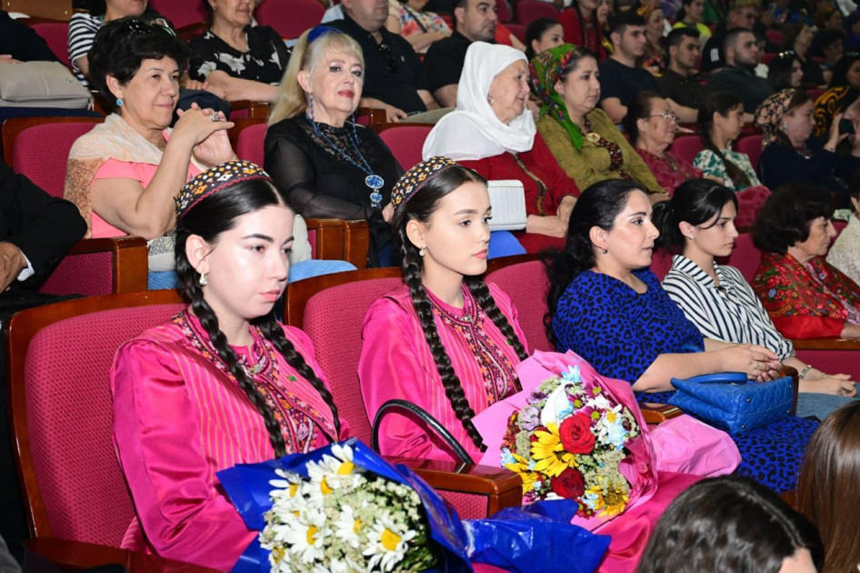 Türkmənistanda Azərbaycan Mədəniyyəti Günlərinə Dövlət Rəqs Ansamblının konserti ilə yekun vurulub<font color=red> - FOTOLAR</font>