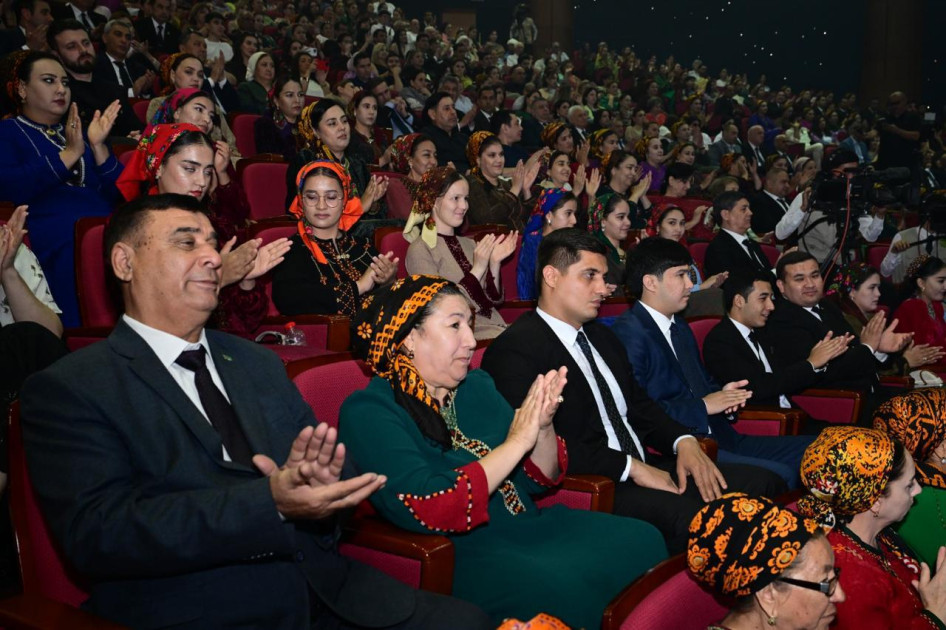 Türkmənistanda Azərbaycan Mədəniyyəti Günlərinə Dövlət Rəqs Ansamblının konserti ilə yekun vurulub<font color=red> - FOTOLAR</font>