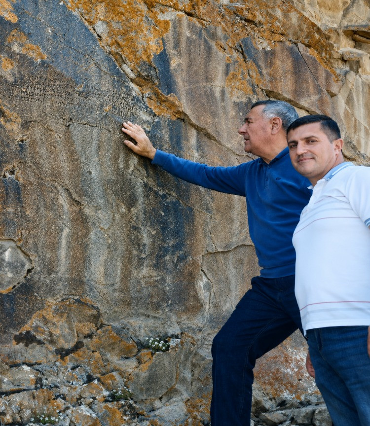AMEA Naxçıvan Bölməsinin əməkdaşları “İlandağ kitabəsi” ilə yerində tanış olublar<font color=red> - FOTOLAR</font>