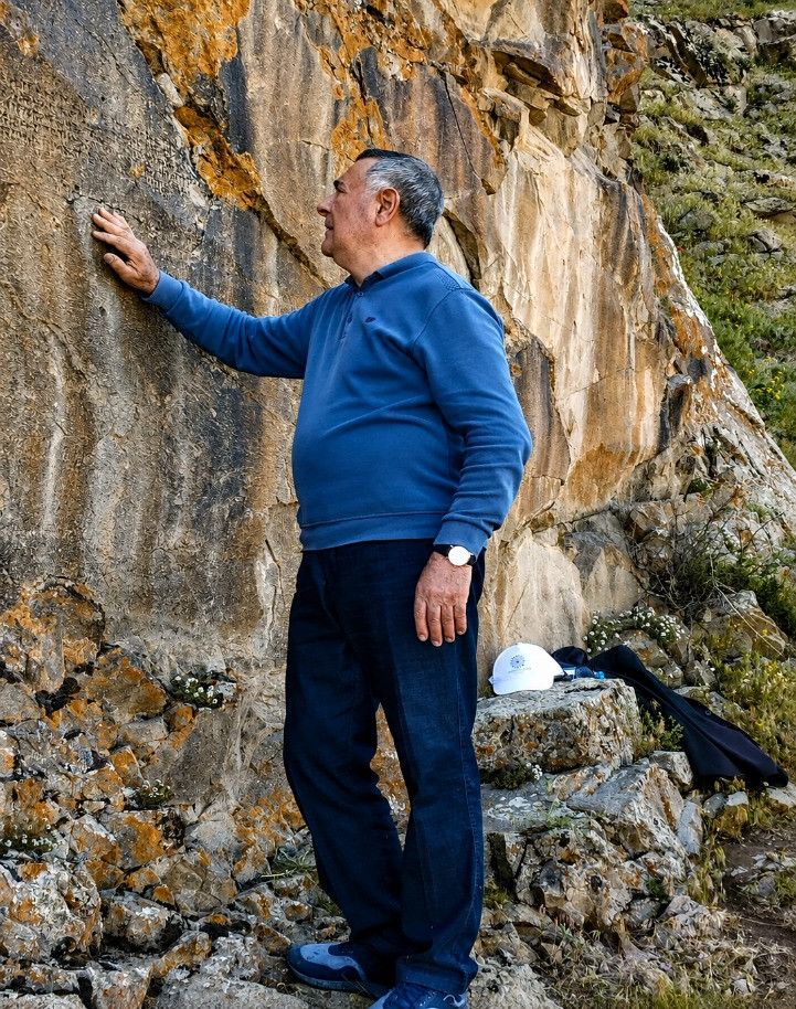 AMEA Naxçıvan Bölməsinin əməkdaşları “İlandağ kitabəsi” ilə yerində tanış olublar<font color=red> - FOTOLAR</font>